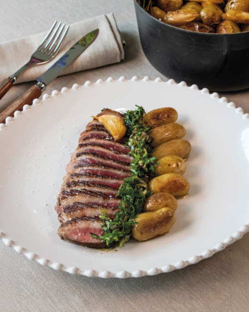 MAGRET DE CANARD SAUCE APICIUS & POMMES DE TERRE GRENAILLE AU SEL DE GUÉRANDE