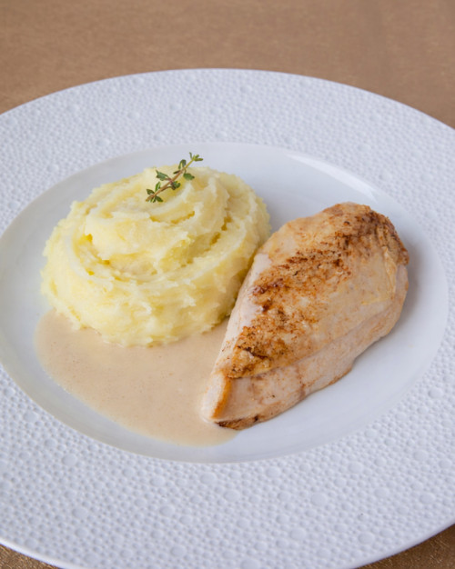 POITRINE DE VOLAILLE SAUCE SUPRÊME & ÉCRASÉ DE POMMES DE TERRE AU SEL DE GUÉRANDE
